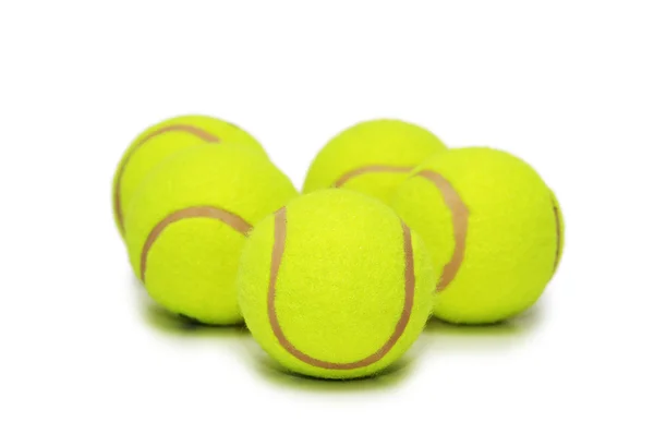 Muitas bolas de tênis isoladas no branco — Fotografia de Stock