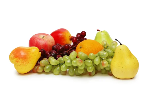 Diverse vruchten geïsoleerd op de witte achtergrond — Stockfoto