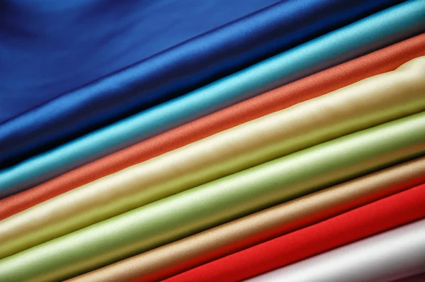 Pila di tessuto di raso di vari colori — Foto Stock