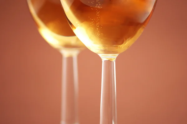 Dois copos de vinho com profundidade de campo rasa — Fotografia de Stock