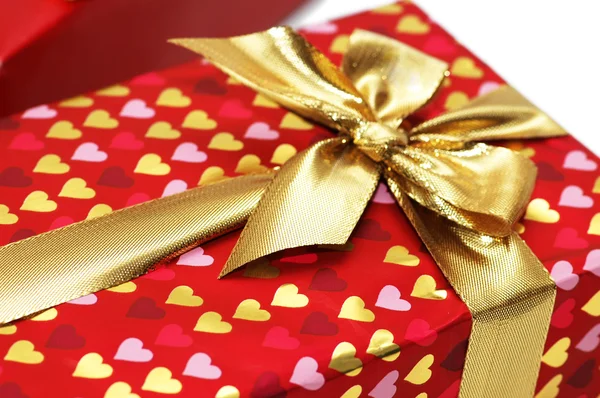 Close up of gift box with golden ribbon — Zdjęcie stockowe