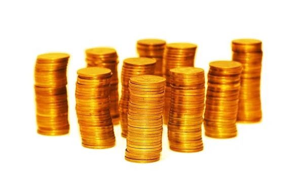 Pilhas de moedas de ouro isoladas no branco — Fotografia de Stock