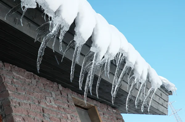 Rij voor icicles op een heldere winterdag — Stockfoto