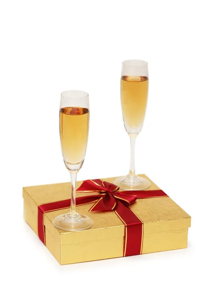 Подарункова коробка і шампанське ізольовані на білому — стокове фото