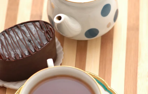 Cup of tea, chocolate cake and pot — Stock Photo, Image