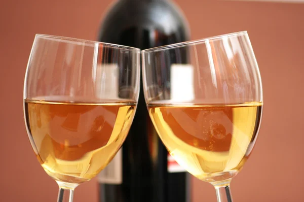 Два бокала вина и бутылка вина — стоковое фото