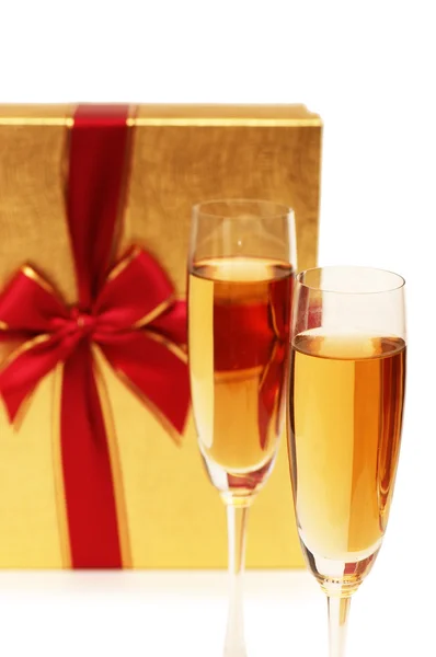 Presentask och champagne isolerat på vita — Stockfoto