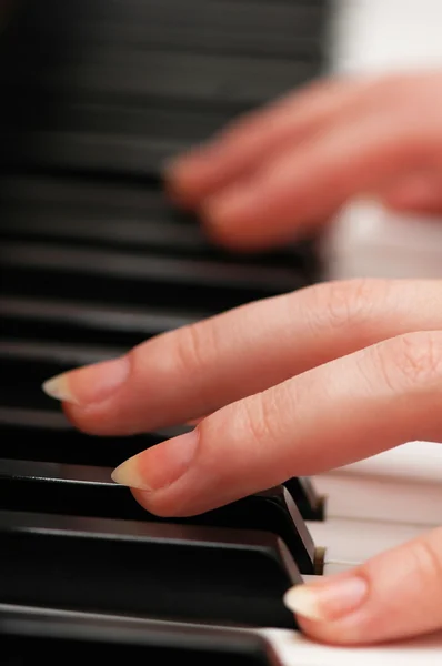Due mani che suonano musica al pianoforte — Foto Stock