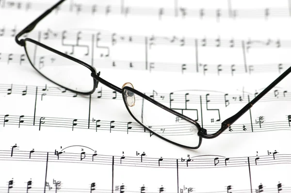 Γυαλιά ανάγνωσης πάνω από τα φύλλα της μουσικής — Φωτογραφία Αρχείου