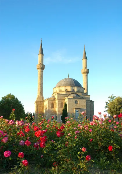 Mezquita con dos minaretes en Bakú, Azerbaiyán — Foto de Stock