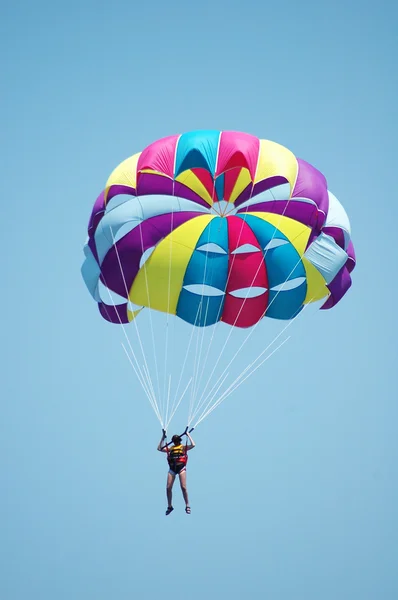 Mavi gökyüzünde çok renkli paraşüt — Stok fotoğraf