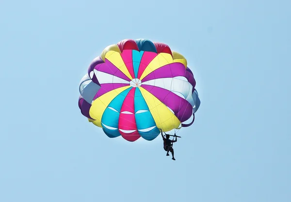 푸른 하늘 위로 다양 한 색깔의 낙하산 — 스톡 사진