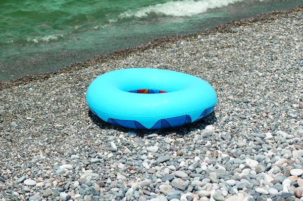 夏季海滩上环浮标 — 图库照片
