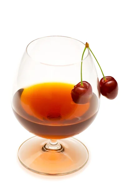 Copo de vinho e cerejas isolado em branco — Fotografia de Stock