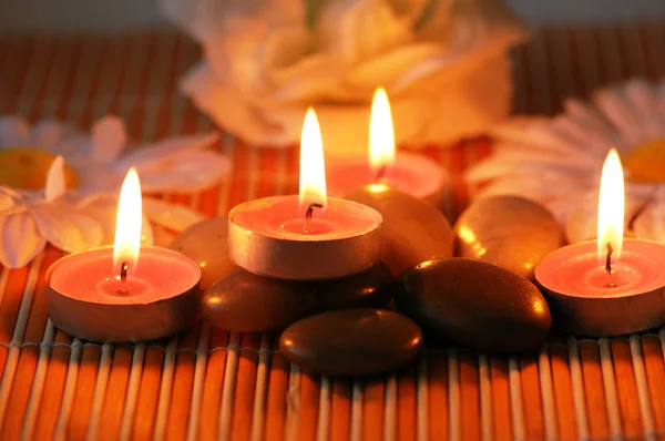 Aromaattiset kynttilät ja pikkukivet kylpyläsessioon — kuvapankkivalokuva