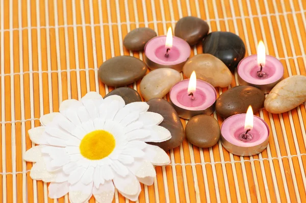 Candles and pebbles for the aromatherapy session — Stock Photo, Image