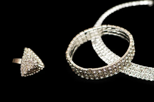 Prsten, náramek a náhrdelník izolovaných na černém — Stock fotografie