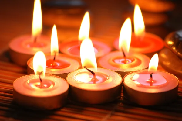 Зажигание ароматических свечей для сеанса ароматерапии — стоковое фото