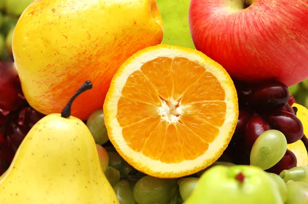Halb geschnittene Orangen und andere bunte Früchte — Stockfoto