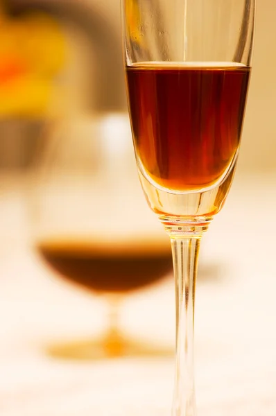 Wijn glazen op de tabel met ondiepe dof — Stockfoto