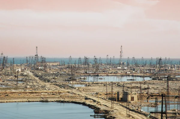 在阿塞拜疆首都巴库附近海岸上的许多石油井架 — 图库照片
