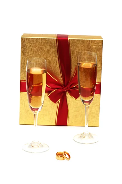 Two wine glasses, box and wedding rings — Stock Photo, Image