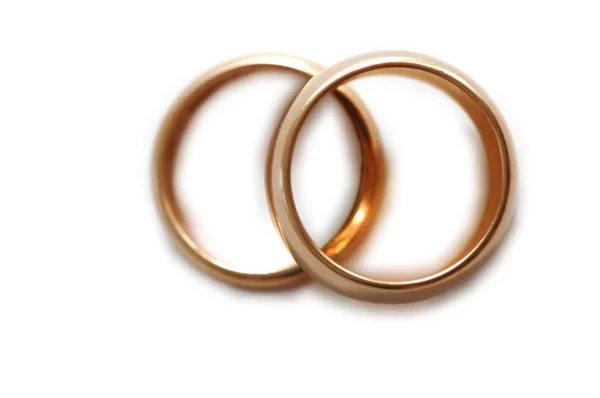 Anéis de casamento em branco - profundidade rasa de campo — Fotografia de Stock