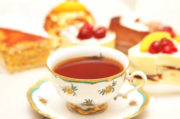 Tazza di tè e vari dolci poco profondi DOF — Foto Stock