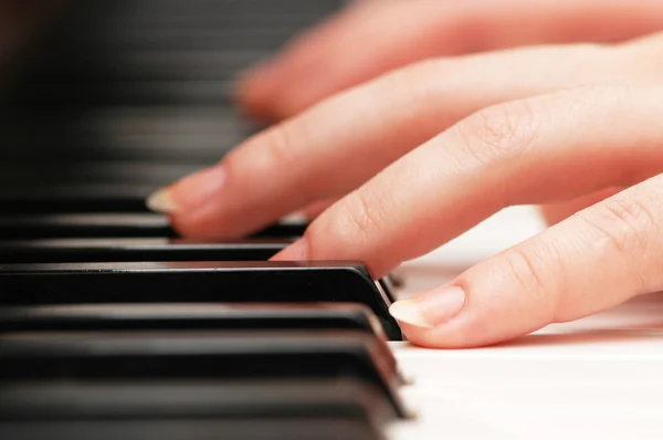 Twee handen afspelen van muziek op de piano — Stockfoto