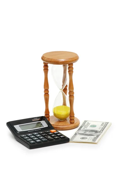 Čas jsou peníze - kalkulačka, přesýpací hodiny a dolary — Stock fotografie