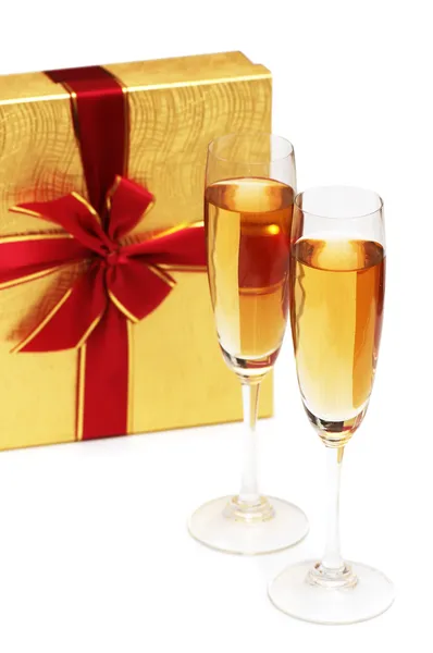 Caja de regalo y champán aislados en el blanco — Foto de Stock