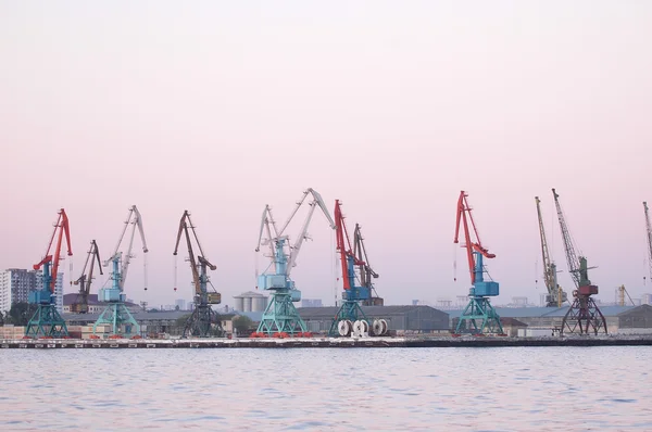 Kräne im Hafen von Baku am Abend — Stockfoto