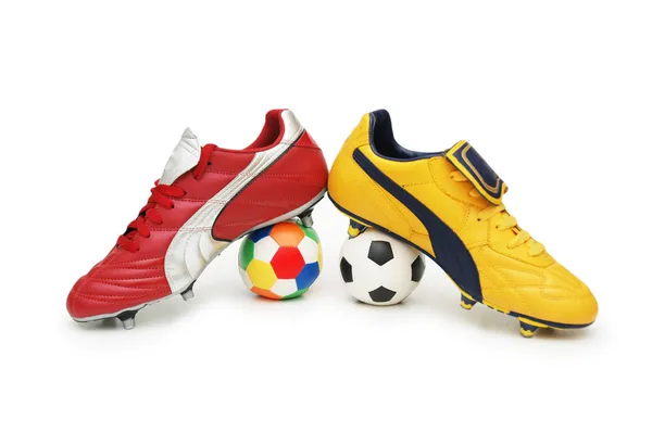 Calzature calcio e palloni da calcio a colori isolati su bianco — Foto Stock