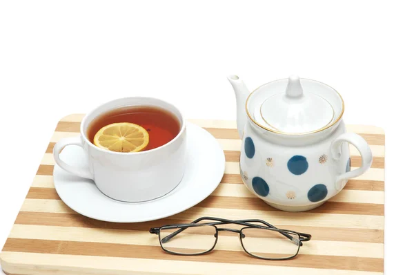 Φλιτζάνι τσάι με λεμόνι και δοχείο απομονωμένη στο λευκό — Φωτογραφία Αρχείου