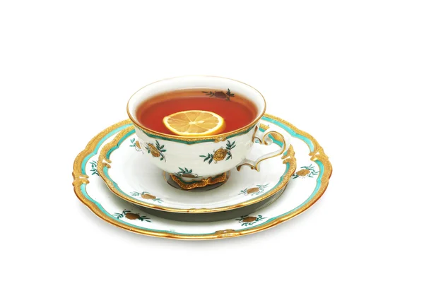 Herbata z cytryną i spodki na białym tle — Zdjęcie stockowe
