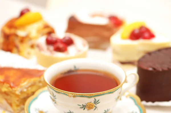 Słodkie ciasta i herbaty na stole — Zdjęcie stockowe