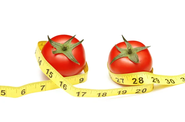 Tomate și bandă de măsurare care ilustrează conceptul de dietă — Fotografie, imagine de stoc