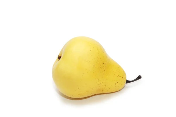 白い背景に黄色の梨が孤立し — ストック写真