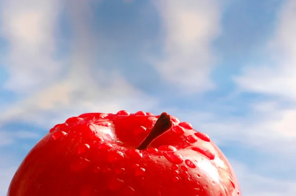 Apple with water drops against the blue sky — Stock Photo, Image