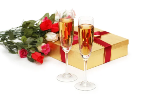 Caixas de presente e champanhe isolado no branco — Fotografia de Stock
