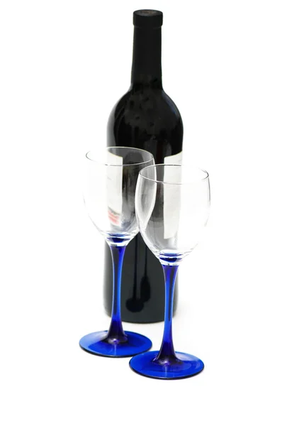 Due bicchieri e bottiglia di vino isolati su bianco — Foto Stock