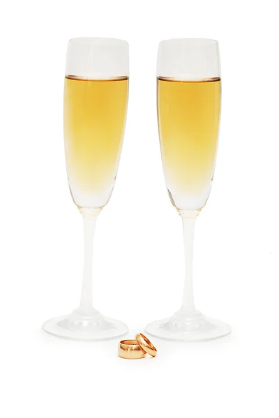Dos copas de vino y anillos de boda aislados —  Fotos de Stock