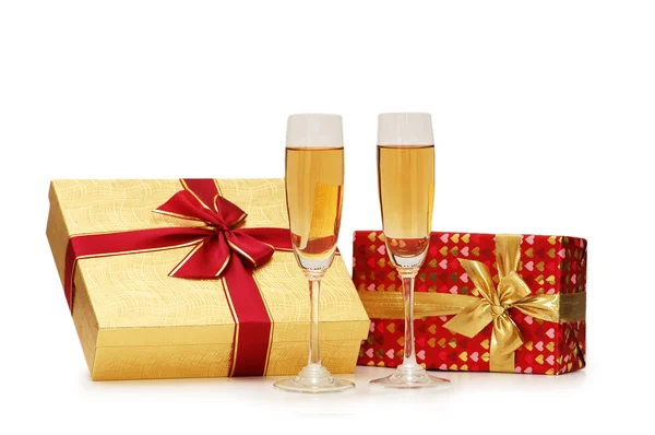 Caixas de presente e champanhe isolado no branco — Fotografia de Stock