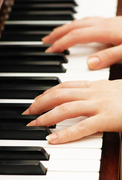 Дві руки грають музику на піаніно — стокове фото
