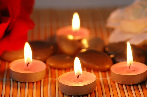 Aromatische kaarsen en kiezelstenen voor spa sessie — Stockfoto