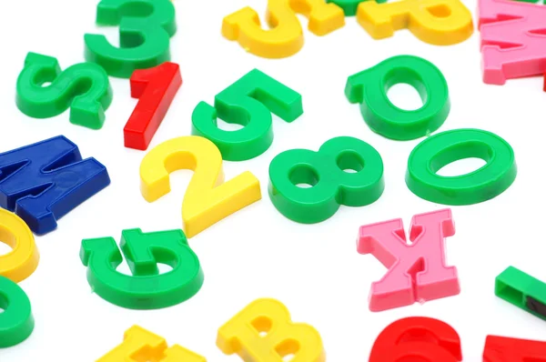 Várias letras e dígitos na placa branca — Fotografia de Stock