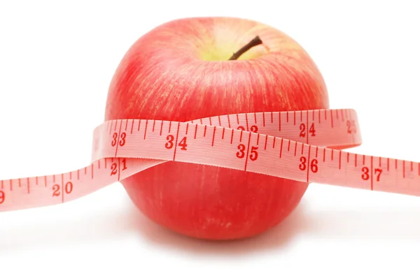 Kırmızı elma ve ölçüm bandı üzerinde beyaz izole — Stok fotoğraf