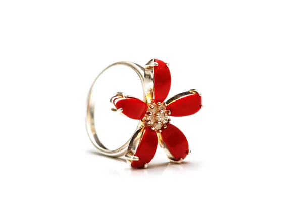 Ring mit roten Blütenblättern isoliert auf weiß — Stockfoto