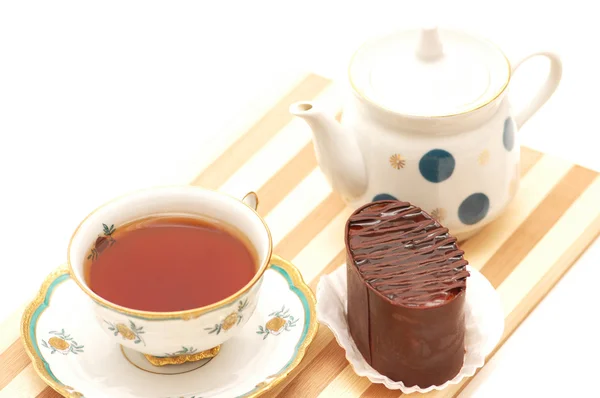 杯茶、 巧克力蛋糕和锅 — 图库照片