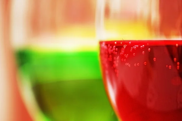 Rote und grüne Cocktails mit geringer Schärfentiefe — Stockfoto